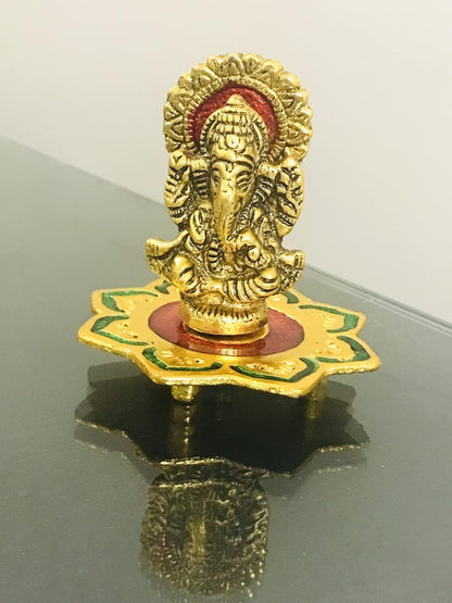 santarms Metal Ganesha Idol with Kamal Chowki, Siddhivinayak Murti Ji - Showpiece for Table Top Home Temple Lord Ganapathi, Ganesh Best Car Dashboard Gift Items Pooja Accessories, Pack of 1
